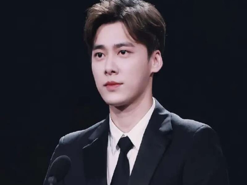 Trước khi vướng scandal mua dâm, Lý Dịch Phong là một trong 10 ngôi sao có sức ảnh hưởng mạnh mẽ nhất tại thị trường Hoa ngữ. Anh là diễn viên, ca sĩ, MC, người mẫu. Lý Dịch Phong từng đóng phim "Thiên Kim trở về", "Cổ Kiếm Kỳ Đàm", "Hoạt sắc sinh hương", "Cây dành dành nở hoa". Ảnh: Vietnamnet