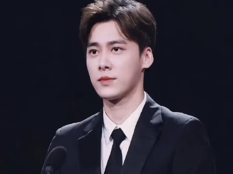 Trước khi vướng scandal mua dâm, Lý Dịch Phong là một trong 10 ngôi sao có sức ảnh hưởng mạnh mẽ nhất tại thị trường Hoa ngữ. Anh là diễn viên, ca sĩ, MC, người mẫu. Lý Dịch Phong từng đóng phim "Thiên Kim trở về", "Cổ Kiếm Kỳ Đàm", "Hoạt sắc sinh hương", "Cây dành dành nở hoa". Ảnh: Vietnamnet