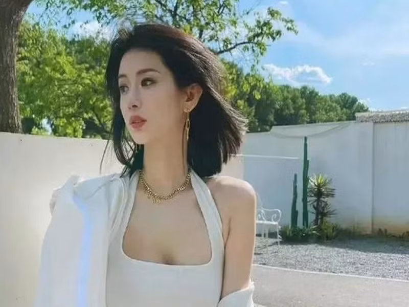 Trên tài khoản Weibo phụ, Blase Loan Loan chia sẻ kinh nghiệm phòng the và những việc cần chuẩn bị để phục vụ khách VIP như Lý Dịch Phong. Ảnh: Tiền Phong