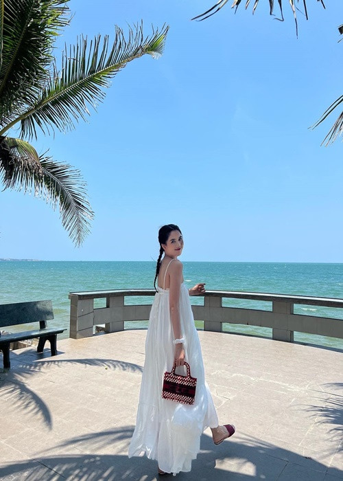 Cô mỉm cười nhẹ đủ để người đối diện phải xao xuyến.