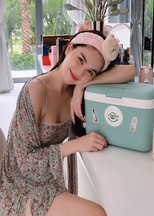 Ngọc Trinh sở hữu vóc dáng nuột nà, nụ cười tỏa nắng giúp cô càng "đốn tim" cánh mày râu.