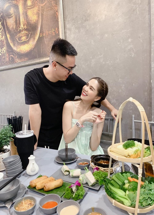 "Nữ hoàng nội y" rạng rỡ mỗi khi bên người thân, bạn bè.