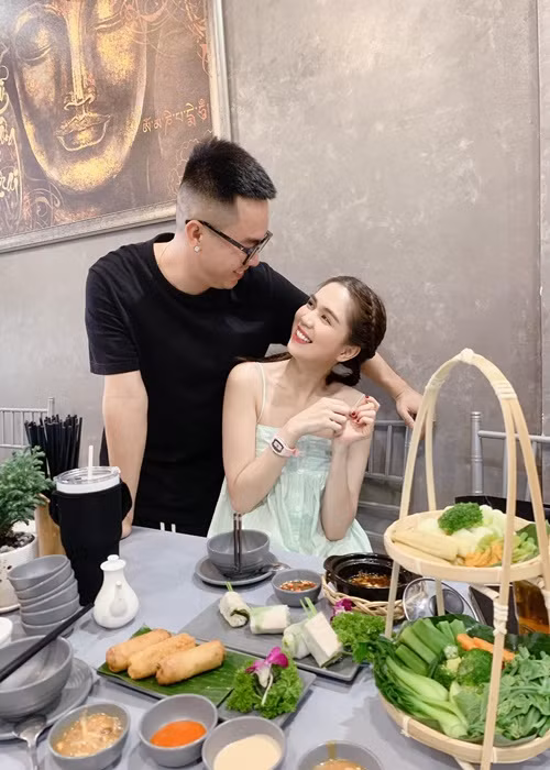 "Nữ hoàng nội y" rạng rỡ mỗi khi bên người thân, bạn bè.