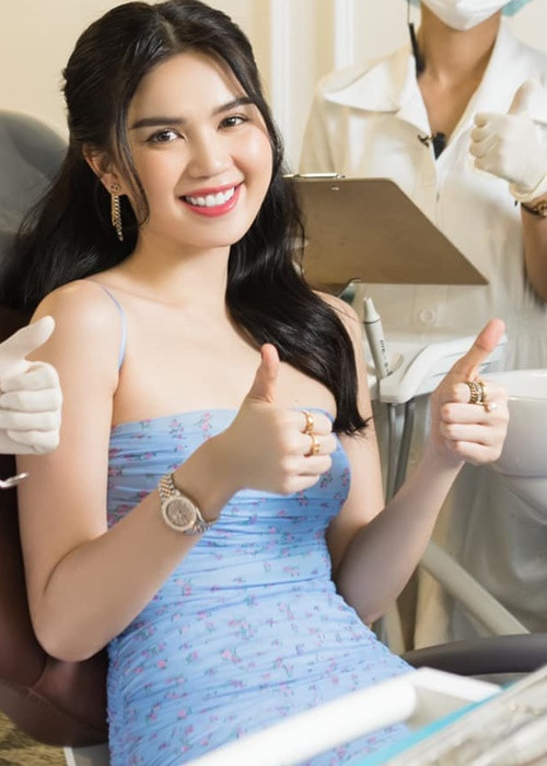 Chân dài gốc Trà Vinh sở hữu nụ cười tươi rói.