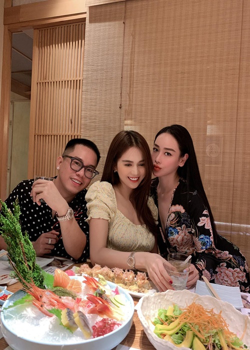 Nữ người mẫu sinh năm 1989 khoe nụ cười tươi cùng vẻ dịu dàng, nữ tính.