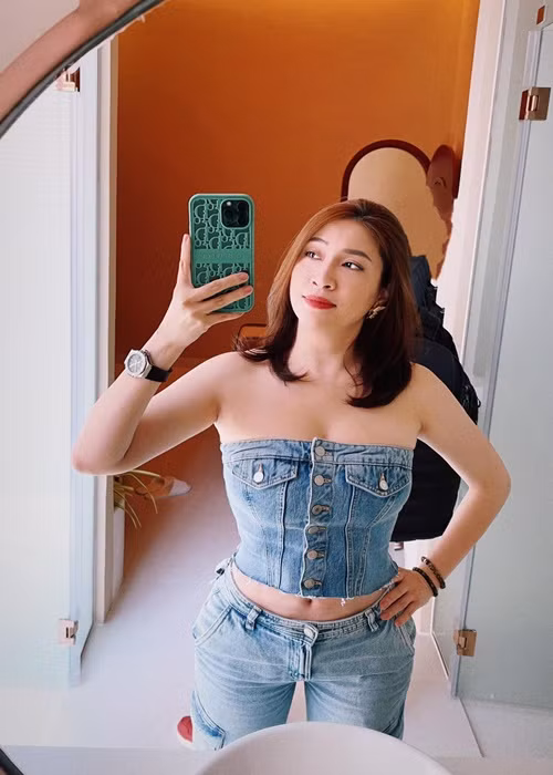 Nữ ca sĩ gợi cảm, trẻ trung hơn sau khi trở lại cuộc sống độc thân.