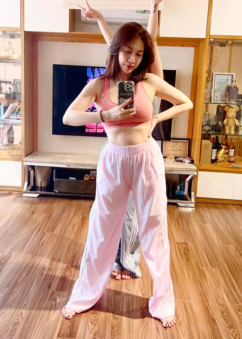 Pha Lê chăm mặc hở eo sau khi dao kéo.