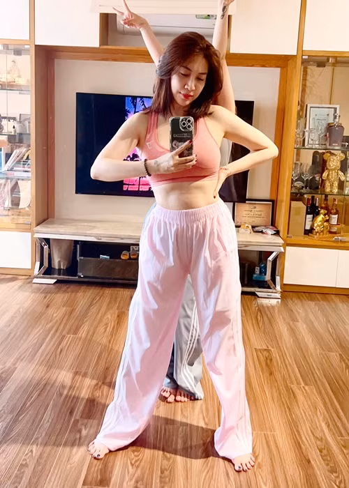 Pha Lê chăm mặc hở eo sau khi dao kéo.