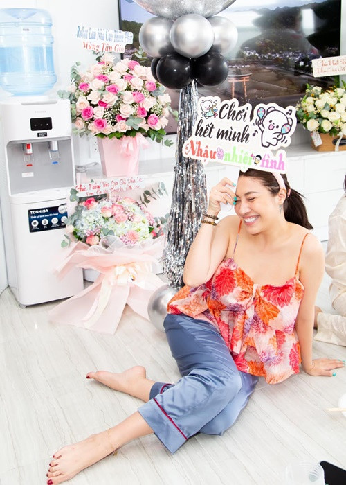 Mới đây, theo Pha Lê, cô đã tháo túi ngực vì không thích vòng một quá lớn.