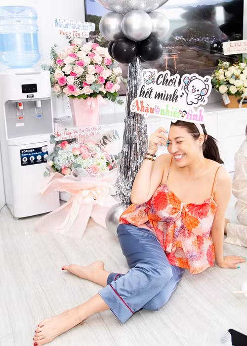 Mới đây, theo Pha Lê, cô đã tháo túi ngực vì không thích vòng một quá lớn.