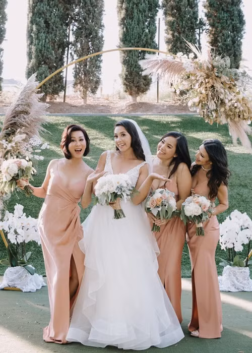 Kỳ Duyên trẻ trung, quyến rũ không kém cô dâu, các phù dâu ở độ tuổi đôi mươi.