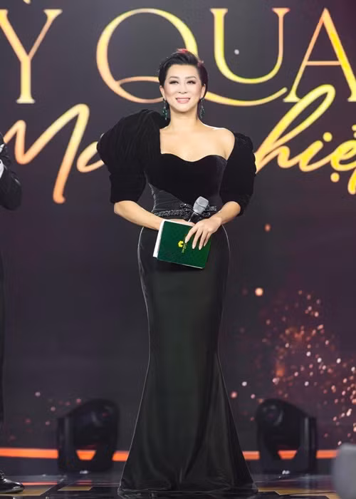 Từ năm 2021, Kỳ Duyên úp mở có tình mới khi khoe ảnh bên một người đàn ông nhưng giấu mặt.