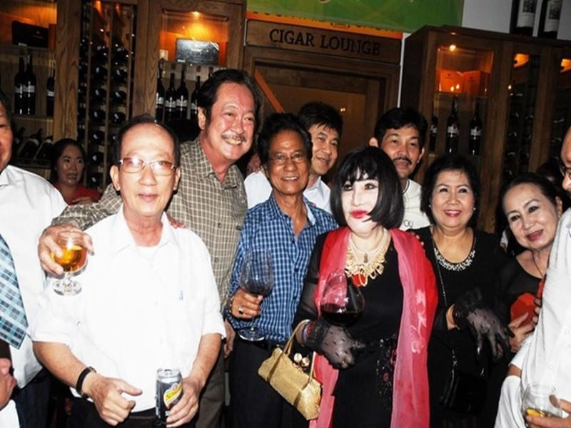 Tháng 5/2014, Thẩm Thúy Hằng tái xuất bên cạnh những nghệ sĩ gạo cội như Chế Linh, Chánh Tín. Ảnh: Zing