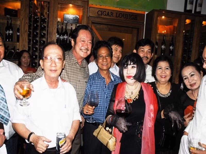 Tháng 5/2014, Thẩm Thúy Hằng tái xuất bên cạnh những nghệ sĩ gạo cội như Chế Linh, Chánh Tín. Ảnh: Zing