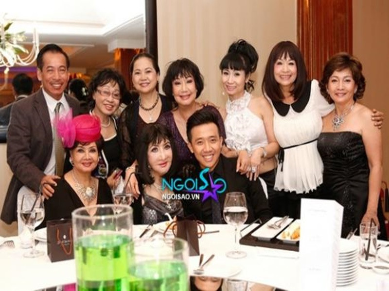 Thẩm Thúy Hằng ngồi cạnh Trấn Thành trong tiệc cưới. Ảnh: Gia đình Việt Nam