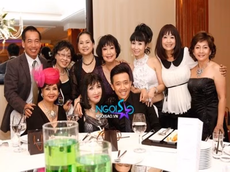 Thẩm Thúy Hằng ngồi cạnh Trấn Thành trong tiệc cưới. Ảnh: Gia đình Việt Nam