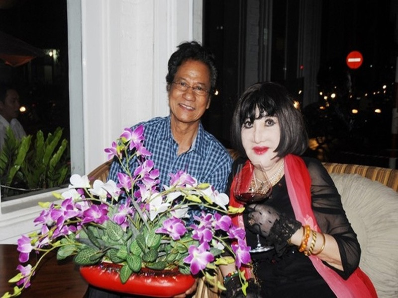 Cuộc hội ngộ do Chế Linh và con trai Chế Phong tổ chức, dành cho những nghệ sĩ một thời. Sự xuất hiện của Thẩm Thúy Hằng được nhiều người chào đón. Ảnh: Zing