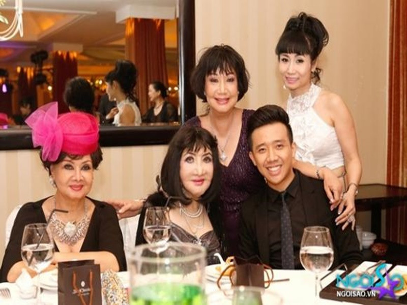 Tháng 5/2013, “Người đẹp Bình Dương” (thứ hai bên trái) bất ngờ xuất hiện tại đám cưới của con trai nghệ sĩ hài Mỹ Chi. Ảnh: Gia đình Việt Nam