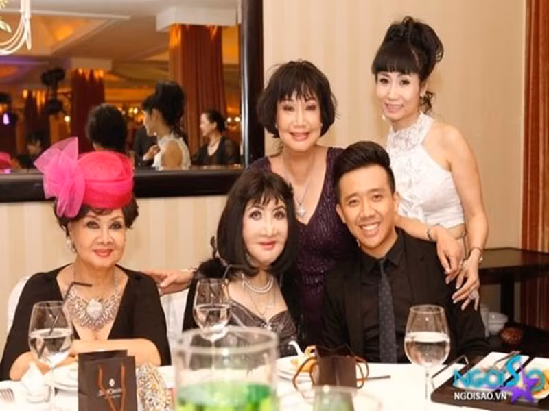 Tháng 5/2013, “Người đẹp Bình Dương” (thứ hai bên trái) bất ngờ xuất hiện tại đám cưới của con trai nghệ sĩ hài Mỹ Chi. Ảnh: Gia đình Việt Nam