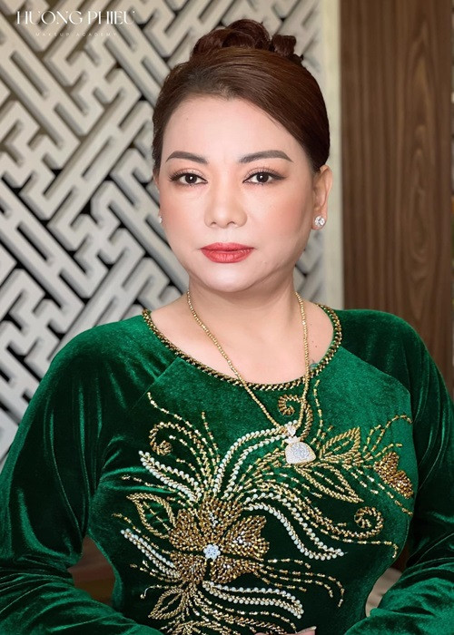 Trong đám cưới của Thảo Vy và Mạc Văn Khoa, bà chia sẻ: "Tôi là mẹ của Vy, lời đầu tiên xin gửi tới quý khách lời chào trân trọng, thưa quý vị hôm nay là ngày vui của hai cháu. Thời gian của hai cháu là bảy năm mẹ đã chứng kiến rất nhiều, vui có buồn có. Cảm ơn anh chị sui đã sinh ra Mạc Văn Khoa hiền lành, chất phác. Tôi thấy Khoa rất chân thành, từ khi có khăn cho đến có như hôm nay. Em cảm ơn anh chị sui sinh ra một người con tuyệt vời, để em được làm mẹ vợ của Mạc Văn Khoa". Ảnh: FBNV