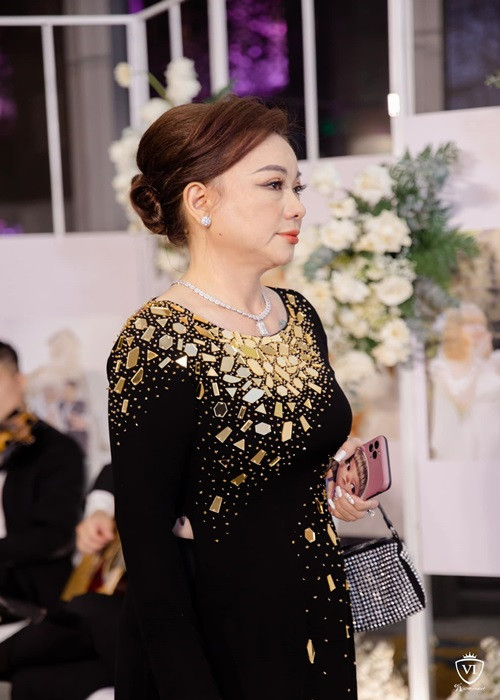 Trong lễ ăn hỏi, Mạc Văn Khoa từng biếu mẹ vợ 2 xấp tiền có mệnh giá 500 nghìn đồng. Ảnh: FBNV