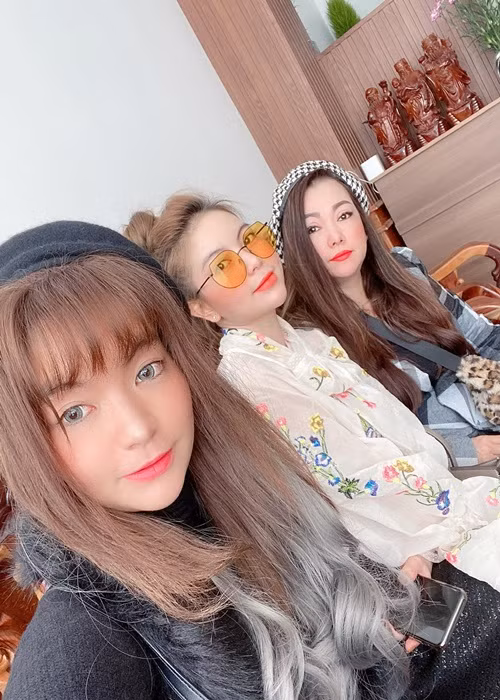 "Sẵn khoe luôn góc nghiêng của chị mẹ tui, mũi tui sửa trong bụng chị này nè, đừng ai thắc mắc nữa nha. Giống mẹ có cái mũi thôi chứ ngoài ra em tui nó hưởng hết. Bất công thực sự", bà xã Mạc Văn Khoa chia sẻ.Ảnh: FBNV