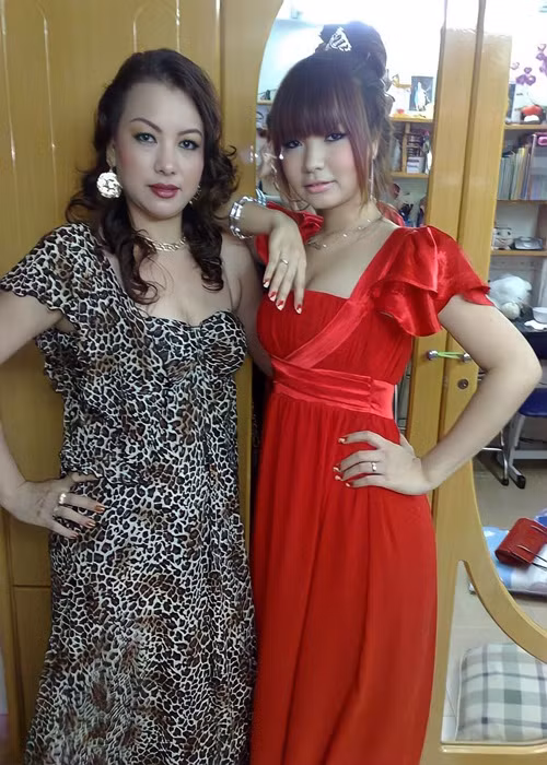 Mẹ vợ của Mạc Văn Khoa vẫn trẻ đẹp dù bước sang tuổi trung niên. Ảnh: FBNV