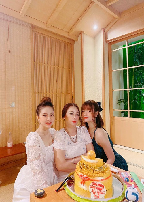 Thảo Vy từng chia sẻ hình ảnh bên mẹ ruột để phủ nhận tin đồn dao kéo mũi. Ảnh: FBNV