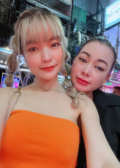 Bà xã Mạc Văn Khoa thường xuyên đưa mẹ đẻ đi du lịch. Cách đây không lâu, Thảo Vy cùng mẹ ruột có kỳ nghỉ ở Thái Lan. Ảnh: FBNV