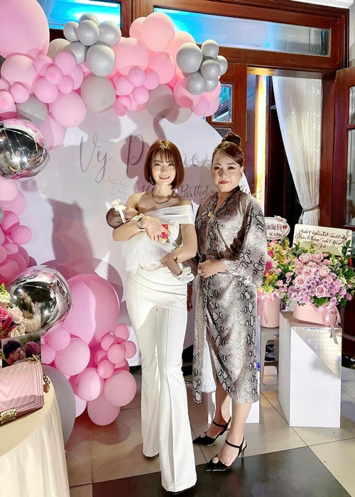 Thảo Vy được mẹ đẻ hỗ trợ chăm sóc con gái đầu lòng. Ảnh: FBNV