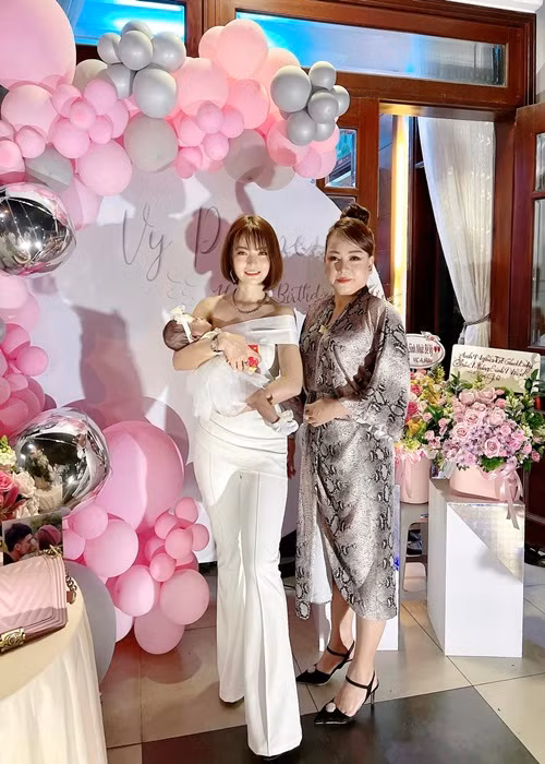 Thảo Vy được mẹ đẻ hỗ trợ chăm sóc con gái đầu lòng. Ảnh: FBNV