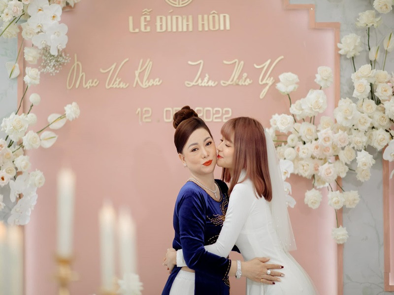 Dù mẹ vợ từ chối khi cho rằng "tặng qua tặng lại", Mạc Văn Khoa nói rằng: "Đó là tiền show của con, có cả tiền bán bún đậu. Nó không đáng bao nhiêu nhưng đó là tấm lòng của con. Tiền con đi làm thì con gửi mẹ". Ảnh: FBNV