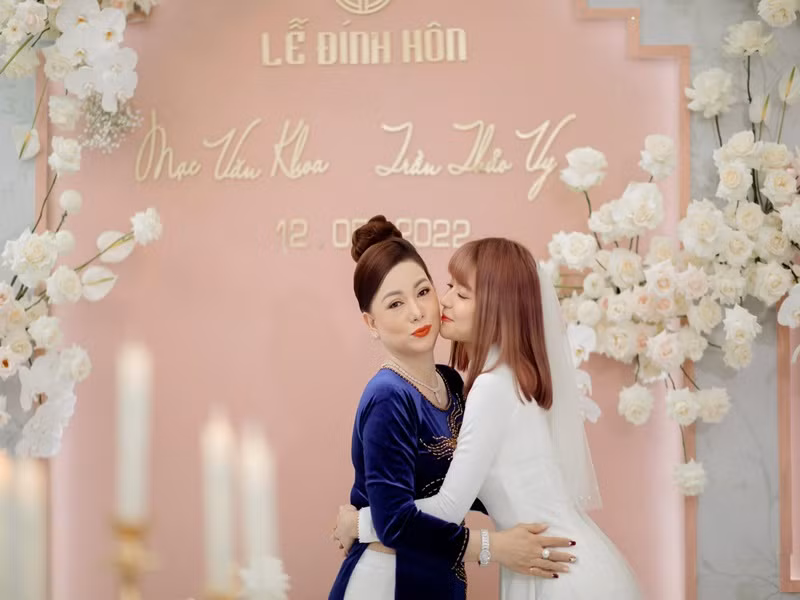 Dù mẹ vợ từ chối khi cho rằng "tặng qua tặng lại", Mạc Văn Khoa nói rằng: "Đó là tiền show của con, có cả tiền bán bún đậu. Nó không đáng bao nhiêu nhưng đó là tấm lòng của con. Tiền con đi làm thì con gửi mẹ". Ảnh: FBNV