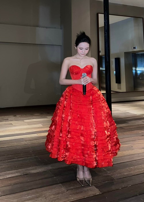 "Không bao giờ nghe Hiền Hồ hát nữa đâu nha", "Không có nhạc này thì nghe nhạc khác chứ không chấp nhận", "Gặp scandal, im lặng, xin lỗi, ở ẩn 1 thời gian và quay lại showbiz như chưa hề có cuộc chia ly", "Thật sự quá chán nản với sự dễ dãi của showbiz Việt. Gặp scandal chấn động mà vẫn có thể quay lại hoạt động như chưa có gì xảy ra", cư dân mạng bình luận. Ảnh: FBNV