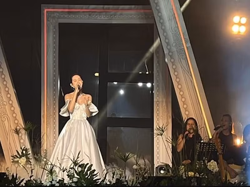 Việc Hiền Hồ tái xuất showbiz gây tranh cãi trái chiều. Không ít cư dân mạng cho rằng 6 tháng ở ẩn là thời gian không đủ dài để nữ ca sĩ suy ngẫm cho sai lầm. Nhiều người bày tỏ, họ sẽ không ủng hộ Hiền Hồ. Ảnh: Dân Trí