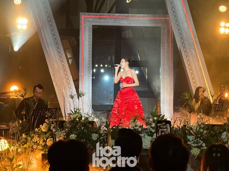 Theo Dân Trí, trong đêm nhạc, Hiền Hồ tâm sự, cô bị mất ngủ nhiều tháng qua. Trước khi đêm nhạc diễn ra, nữ ca sĩ hầu như không ngủ. Ảnh: Hoa học trò