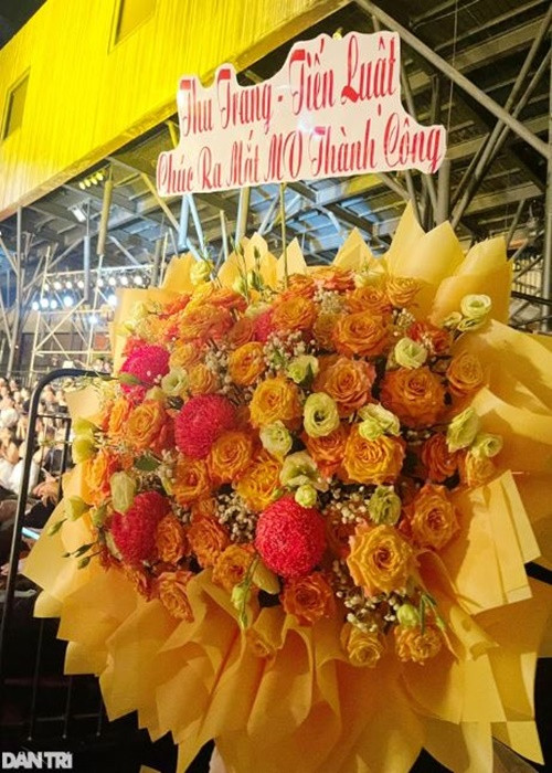 Vợ chồng Thu Trang - Tiến Luật cũng gửi hoa chúc mừng. Ảnh: Dân Trí