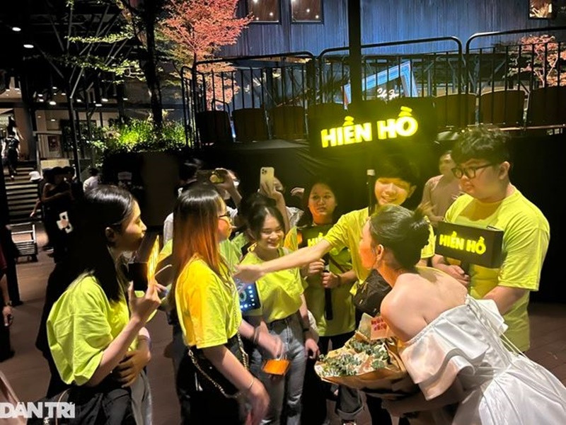 Nữ ca sĩ Hiền Hồ được các fan ruột tặng hoa. Ảnh: Dân Trí