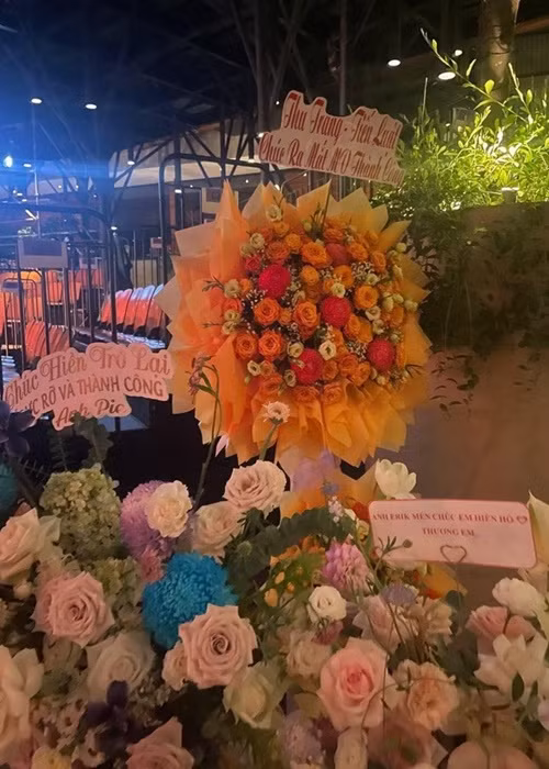 Sự tái xuất của Hiền Hồ được nhiều đồng nghiệp ủng hộ. Erik tặng Hiền Hồ lẵng hoa đính kèm dòng chữ “thương em”. Ảnh: Tiền Phong