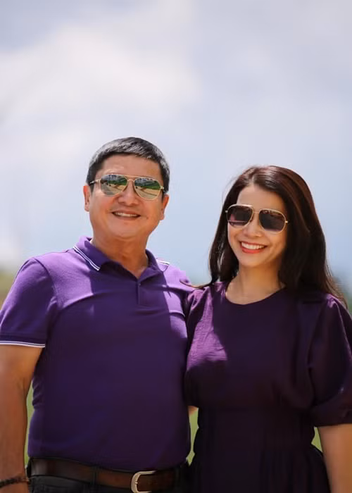 Nam nghệ sĩ còn mặc đồ ton sur ton chiều bạn gái kém tuổi. Ảnh: FBNV