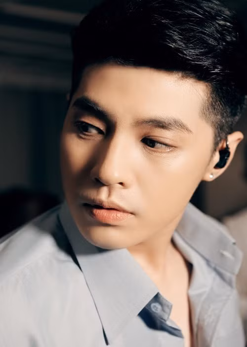 Nam ca sĩ sở hữu sống mũi cao, đôi môi trái tim cuốn hút, làn da không tỳ vết.