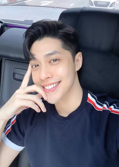 Noo Phước Thịnh còn chăm sóc kỹ lưỡng da mặt.