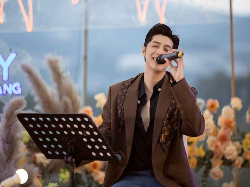 Anh là một trong những sao nam có nụ cười đẹp nhất showbiz Việt.