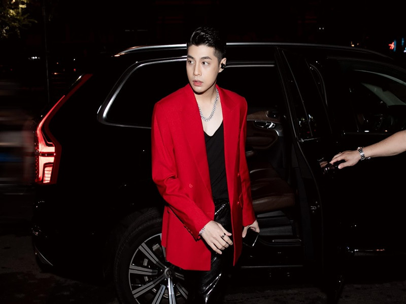 Mới đây, Noo Phước Thịnh chia sẻ, anh bị mẹ trêu đùa khi lọt top 100 gương mặt đẹp nhất thế giới. "Sáng sớm đi làm. Xuống bếp lấy chai nước tự dưng cảm giác có luồng gió lạnh chạy từ sống lưng lên thẳng trên óc. Phụ huynh "thòng" luôn cho câu "Giờ mới biết mình sinh được 1/100 người đẹp trai nhất thế giới. Nói thiệt đi, mày mua bài đúng không? Sao mà hay ra vẻ quá!", nam ca sĩ viết.