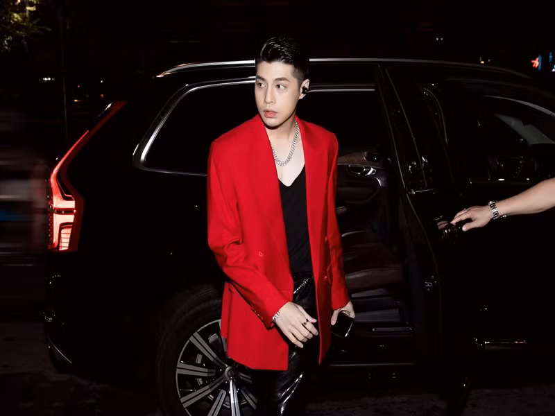 Mới đây, Noo Phước Thịnh chia sẻ, anh bị mẹ trêu đùa khi lọt top 100 gương mặt đẹp nhất thế giới. "Sáng sớm đi làm. Xuống bếp lấy chai nước tự dưng cảm giác có luồng gió lạnh chạy từ sống lưng lên thẳng trên óc. Phụ huynh "thòng" luôn cho câu "Giờ mới biết mình sinh được 1/100 người đẹp trai nhất thế giới. Nói thiệt đi, mày mua bài đúng không? Sao mà hay ra vẻ quá!", nam ca sĩ viết.