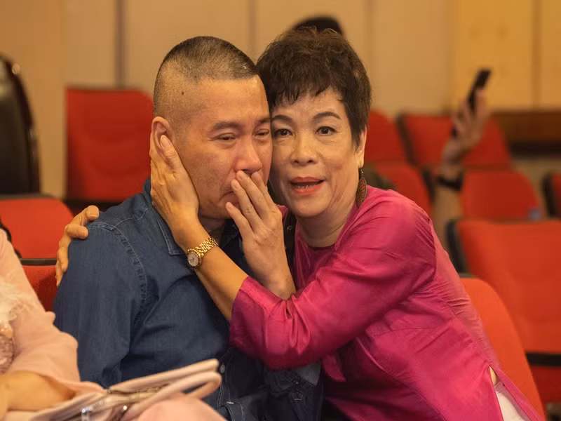 Công Lý xúc động khi gặp gỡ NSƯT Bích Thủy, NSND Minh Hòa cùng nhiều anh chị em đồng nghiệp khác. Ảnh: FBNV