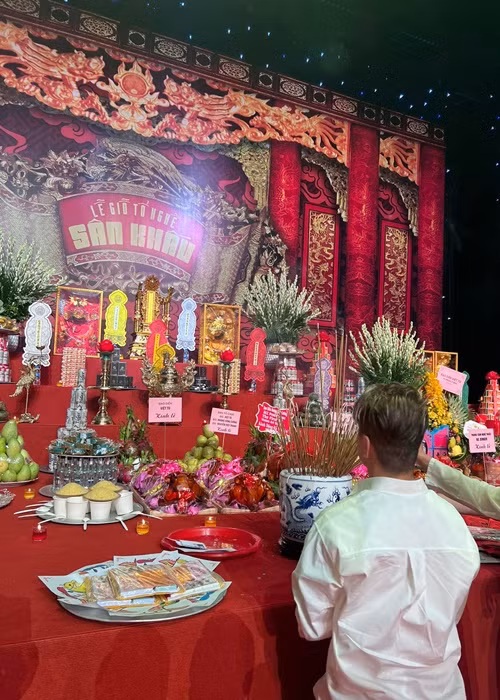 Ra Hà Nội, Đàm Vĩnh Hưng dự lễ giỗ Tổ nghề sân khấu ở Cung Văn hóa Hữu nghị Việt Xô. Ảnh: FBNV