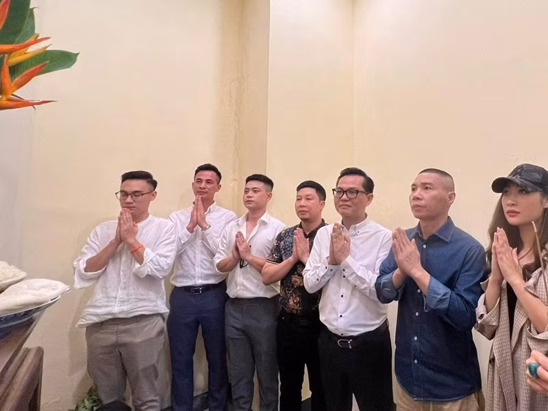 Trên trang cá nhân, Ngọc Hà - vợ nghệ sĩ Công Lý chia sẻ hình ảnh chồng dự lễ giỗ Tổ nghề sân khấu tại Nhà hát Kịch Hà Nội. Ảnh: FBNV