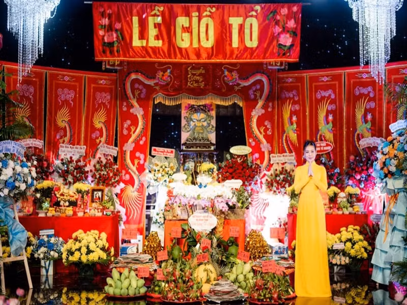 Nam Thư cũng dự lễ giỗ Tổ nghề sân khấu ở nhà thờ Tổ của Hoài Linh. Ảnh: FBNV