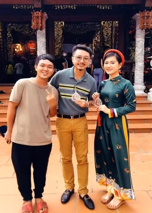 Lễ giỗ Tổ nghề sân khấu còn có sự góp mặt của vợ chồng Hứa Minh Đạt - Lâm Vỹ Dạ. Ảnh: Bảo vệ công lý